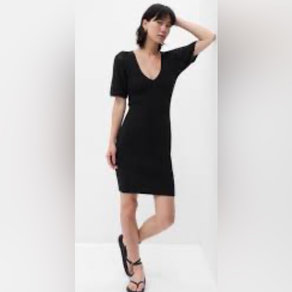 GAP NWT Crochet Sleeve Mini Sweater
Dress Size M Black